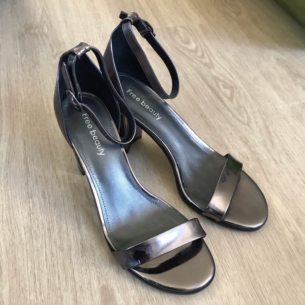 3in heeled sandals metallic size 8
